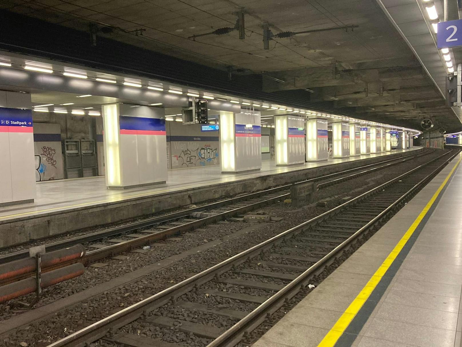 Wien-Mitte - auch hier sind die Bahnsteige leergefegt.