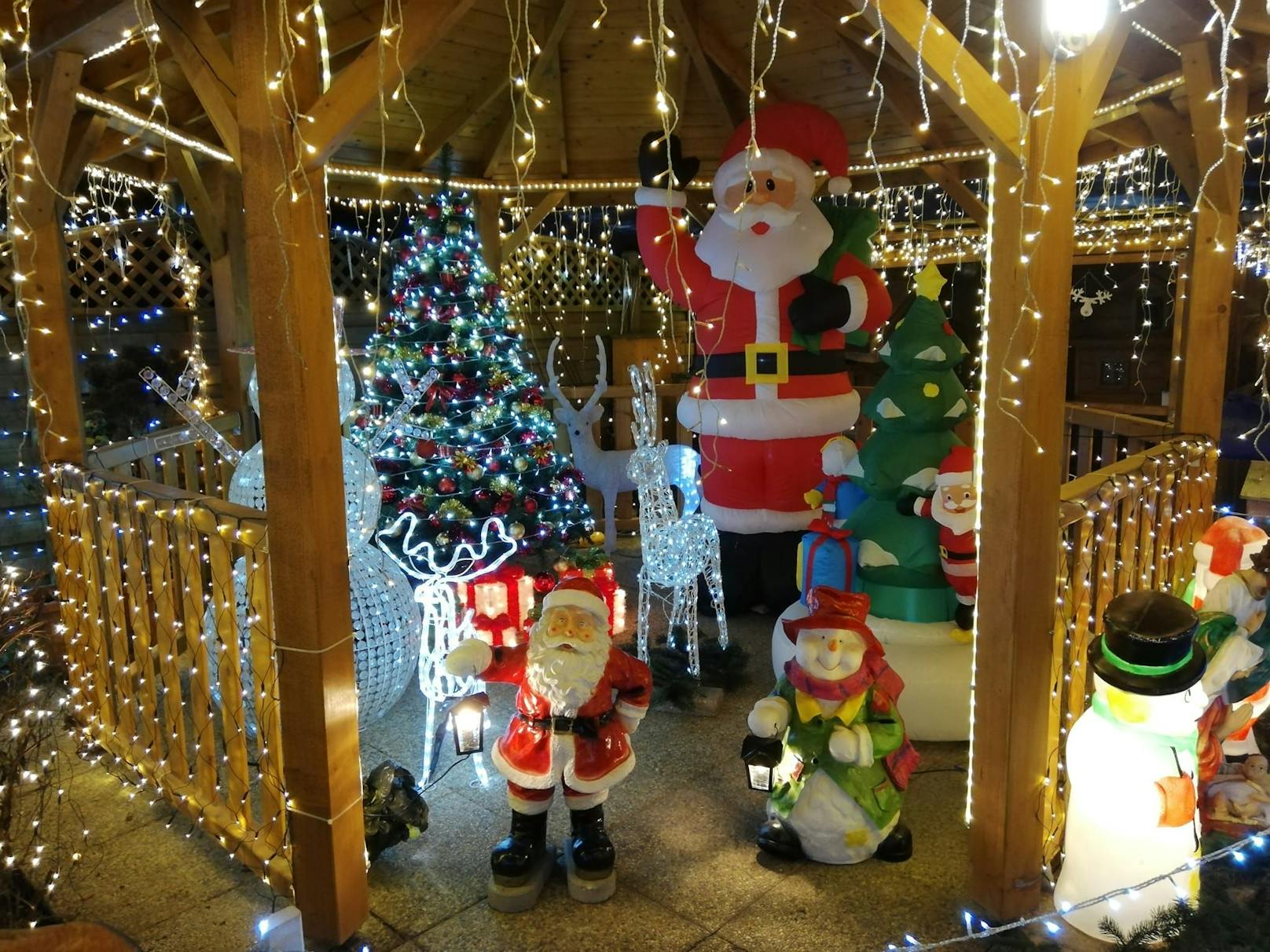 Das Haus der Familie Tirok erstrahlt im weihnachtlichen Glanz.