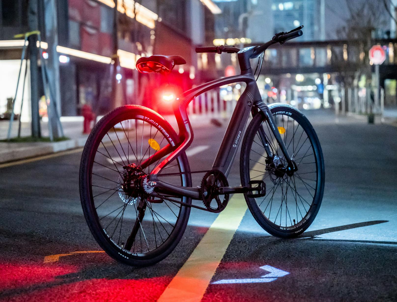 Beim Vollcarbon E-Bike von Urtopia wird auf intelligente Beleuchtung gesetzt.