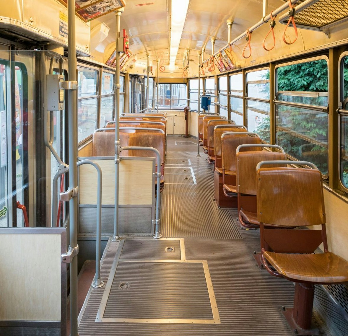 Original-Stühle in der Straßenbahn