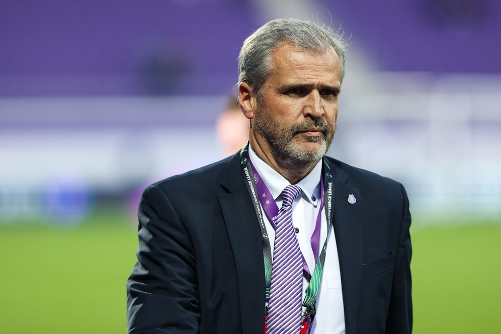 Austrias AG-Vorstand Gerhard Krisch erklärt den violetten Schuldenstand. 