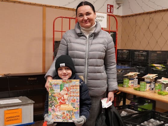 Der sechsjährige Makar durfte sich bereits Anfang Dezember über einen Schokoladen-Adventkalender freuen – und auch für Mama Liliia gab es einen zum Lebensmittelpaket dazu.