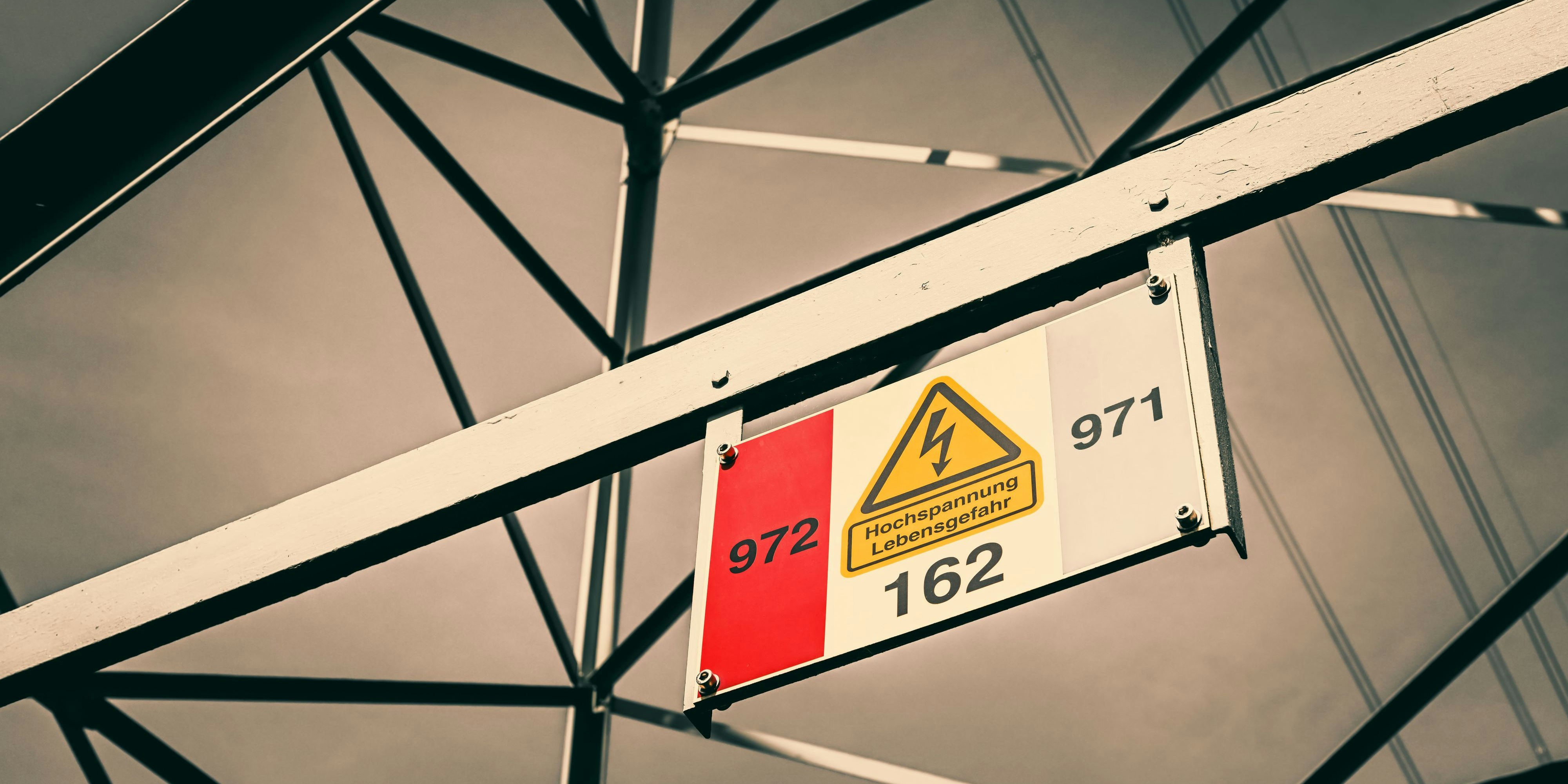 Auch in Hochspannungsleitungen gibt es Netzverluste. 80 Prozent davon müssen die Haushalte bezahlen.