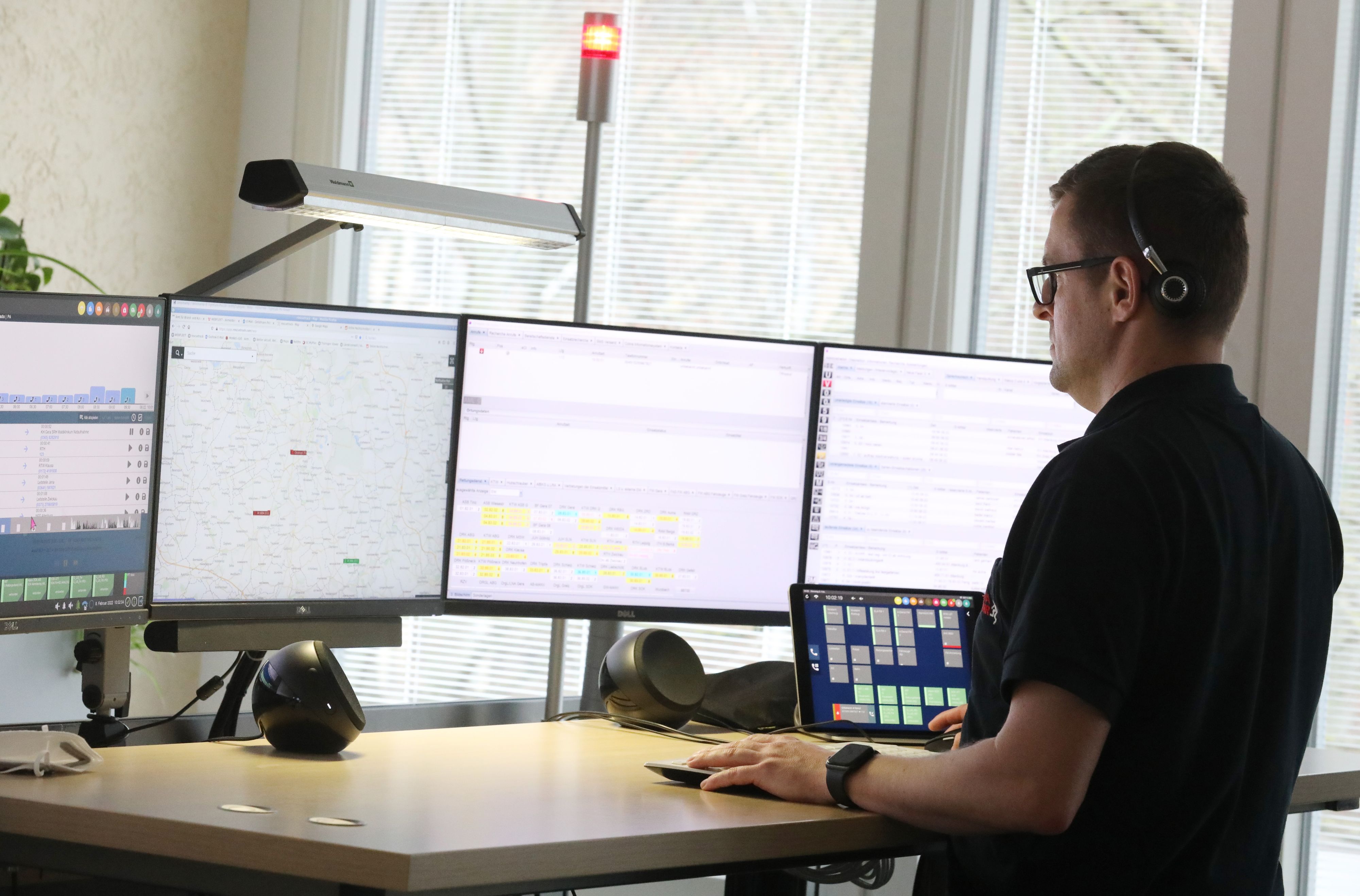 Ein Rettungsdisponent im Einsatz. Symbolbild.