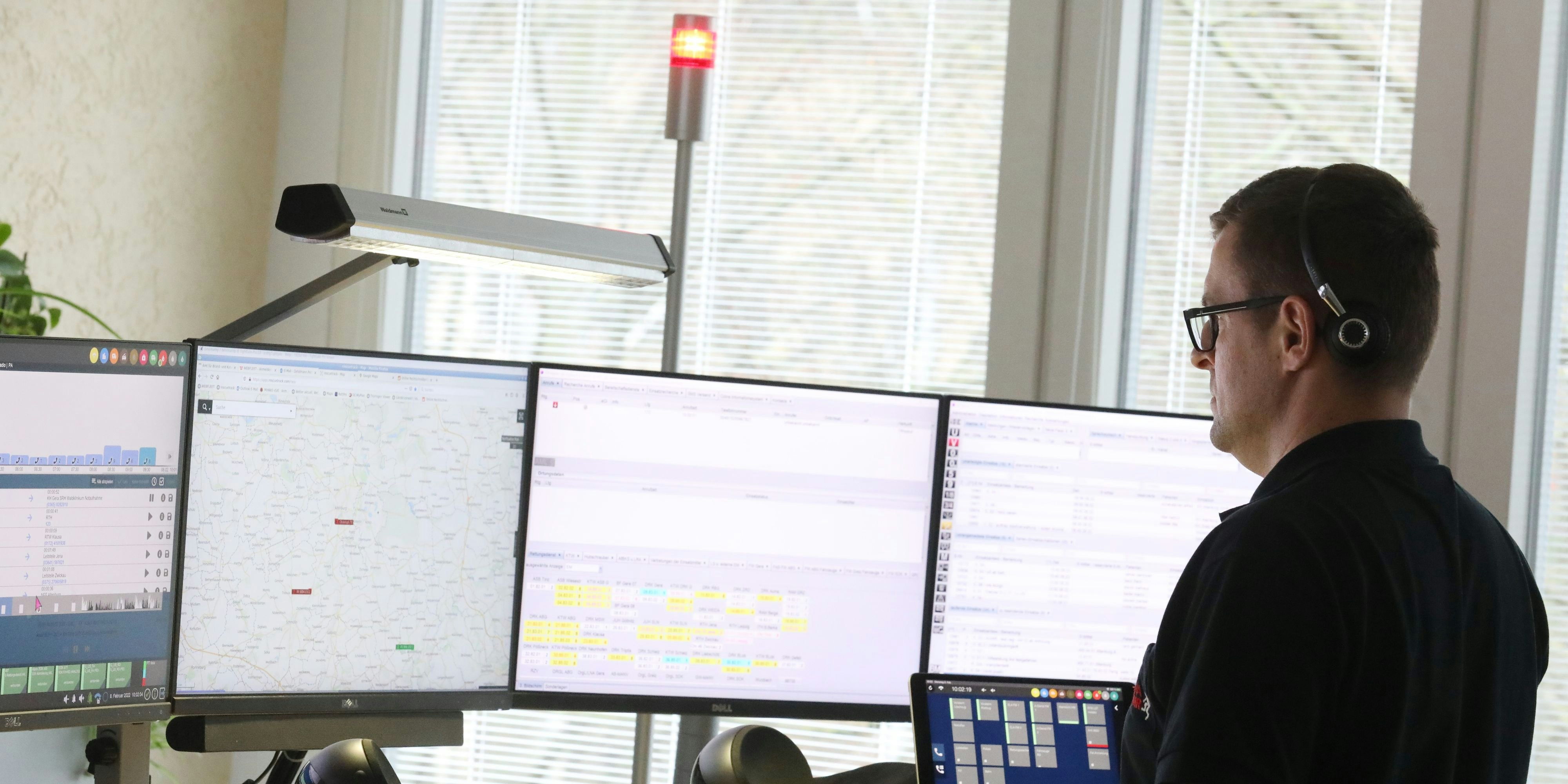 Ein Rettungsdisponent im Einsatz. Symbolbild.