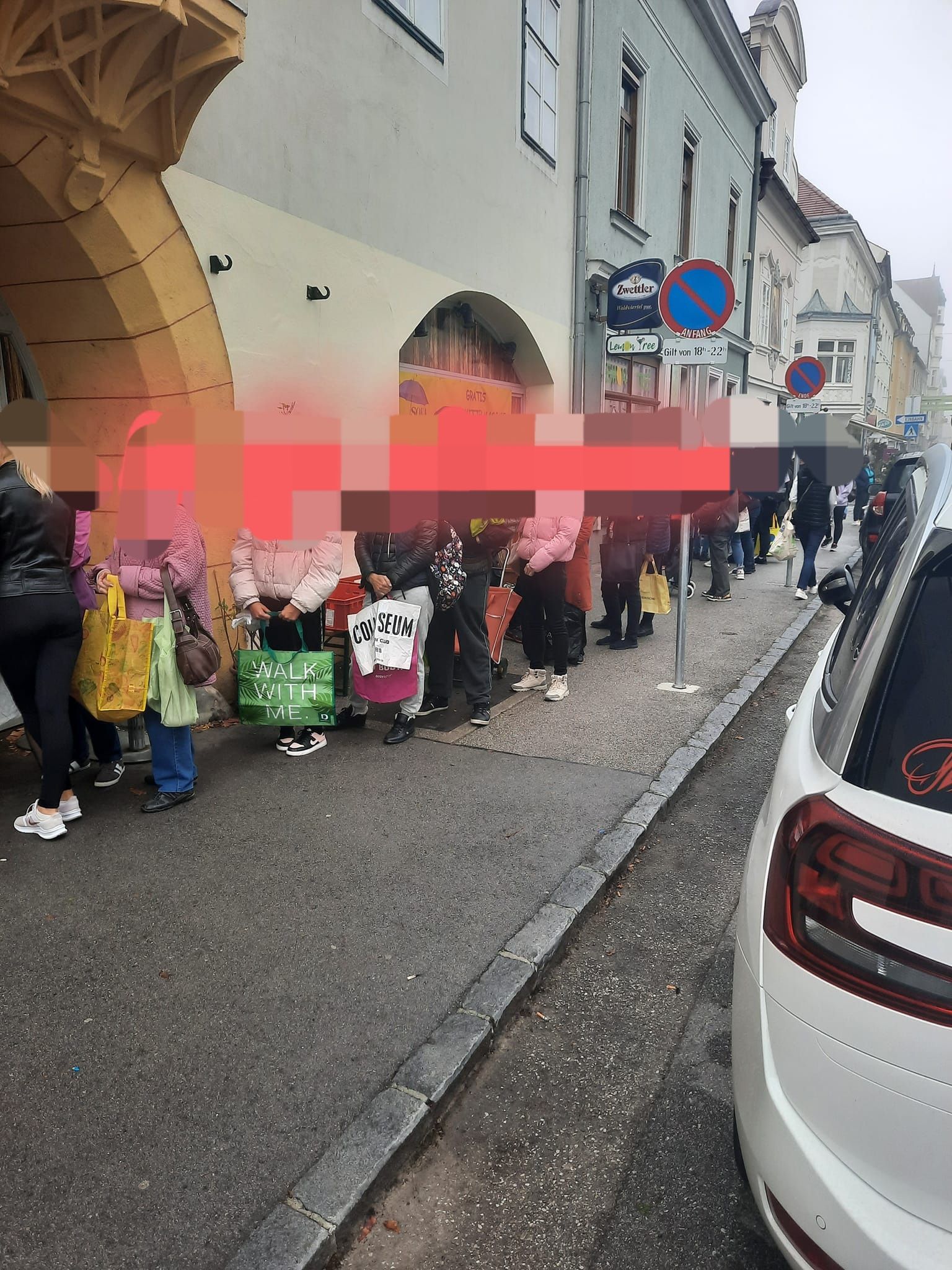 Zahlreiche stellen sich für Lebensmittelpakete an.