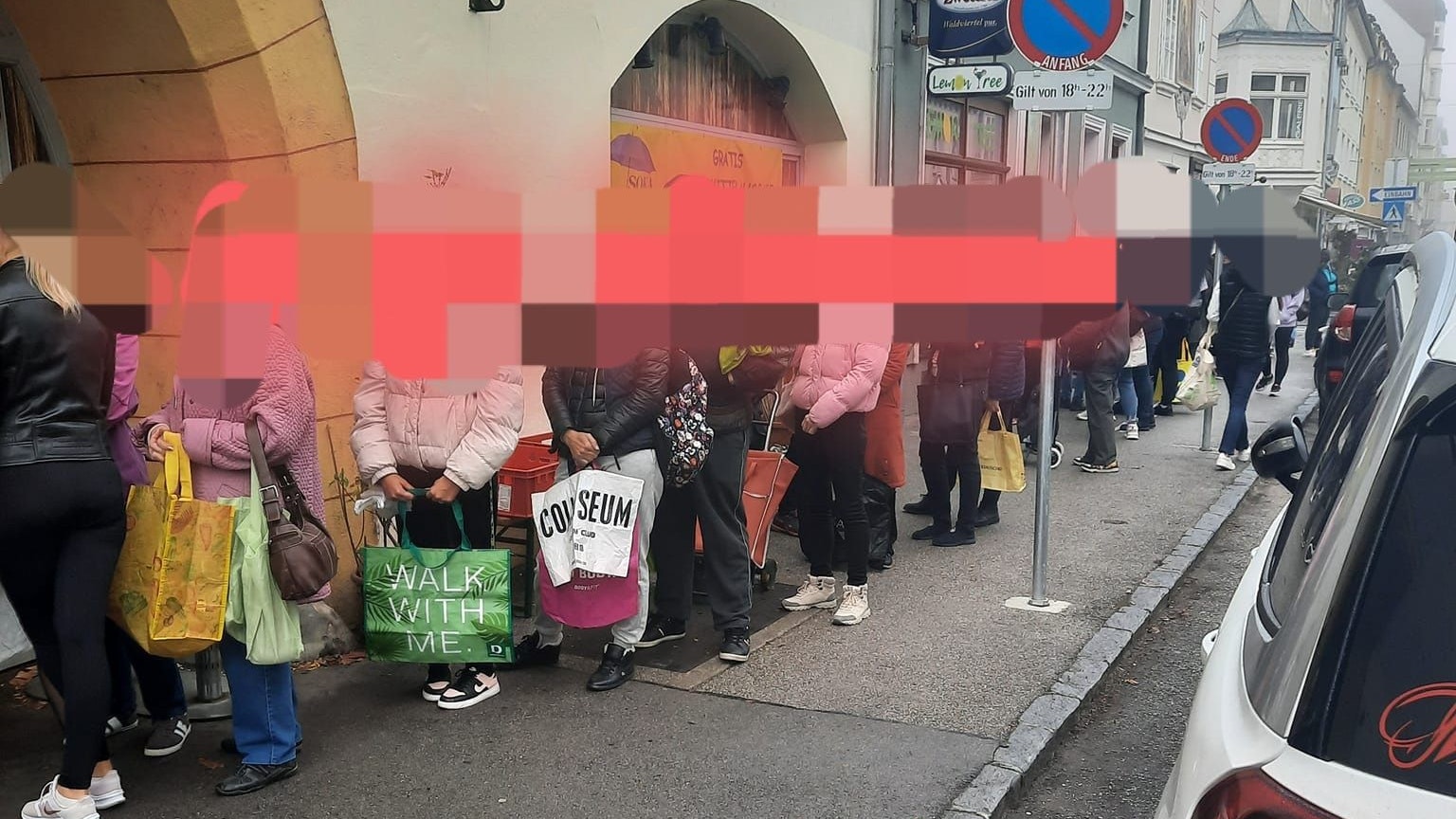 Zahlreiche stellen sich für Lebensmittelpakete an.