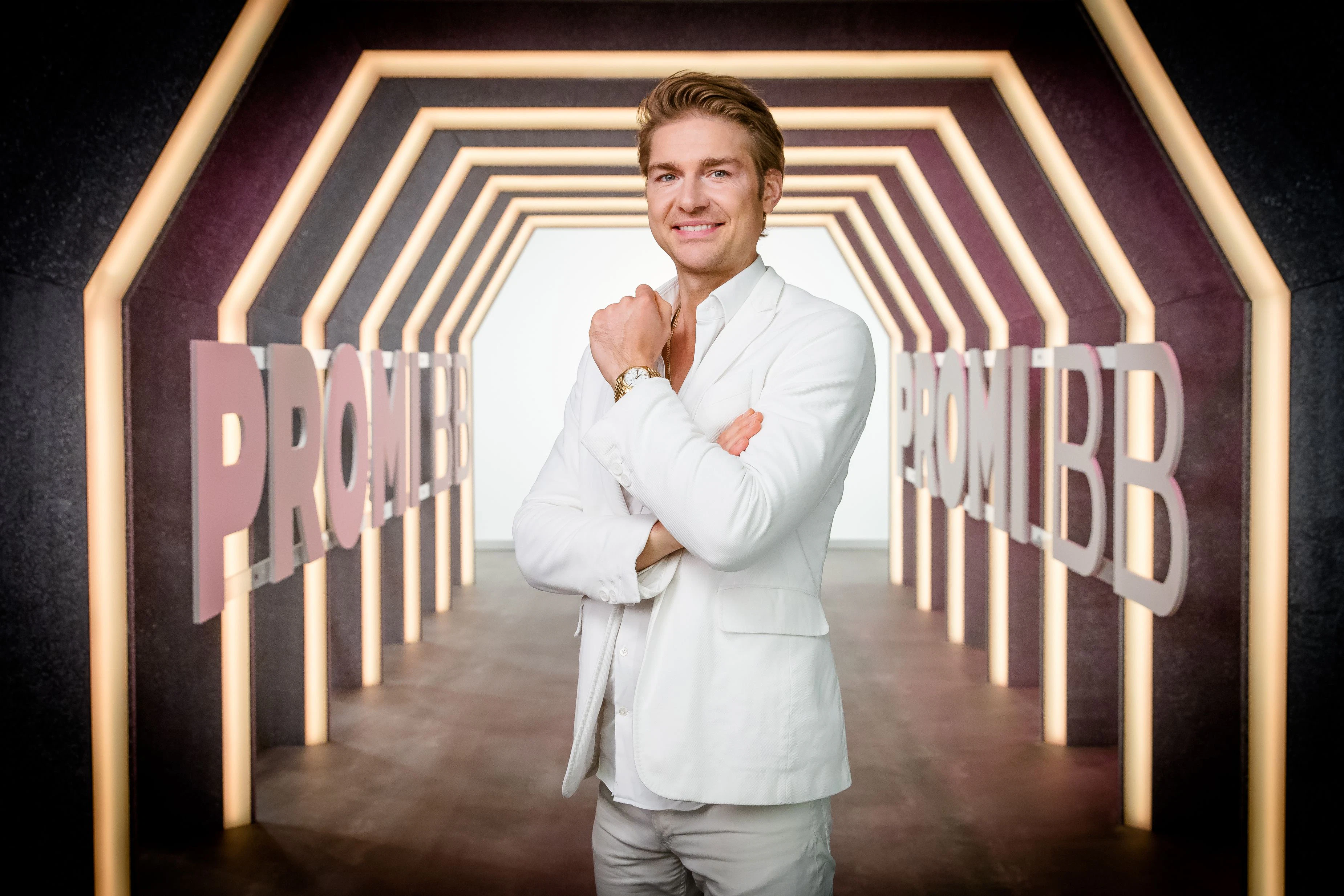 Titel: Promi Big Brother; Staffel: 10; Person: Jeremy Fragrance; Copyright: SAT.1/Nadine Rupp; Fotograf: Nadine Rupp; Bildredakteur: Clarissa Schreiner; Dateiname: 2603629.jpg; Rechtehinweis: Dieses Bild darf bis eine Woche nach Ausstrahlung honorarfrei fuer redaktionelle Zwecke und nur im Rahmen der Programmankuendigung verwendet werden. Spaetere Veroeffentlichungen sind nur nach Ruecksprache und ausdruecklicher Genehmigung der Seven.One Entertainment Group GmbH moeglich. Nicht fuer EPG! Verwendung nur mit vollstaendigem Copyrightvermerk. Das Foto darf nicht veraendert, bearbeitet und nur im Ganzen verwendet werden. Es darf nicht archiviert werden. Es darf nicht an Dritte weitergeleitet werden. Aneinanderreihung/Zusammenlegung/Kopplung von Bildern zum Zweck der Erstellung von Slide-Shows o.ä. nicht gestattet; Verbindung/Einfügen/Anfügen von Werbung nicht gestattet.  Bei Fragen: foto@seven.one Voraussetzung fuer die Verwendung dieser Programmdaten ist die Zustimmung zu den Allgemeinen Geschaeftsbedingungen der Presselounges der Sender der Seven.One Entertainment Group GmbH. 