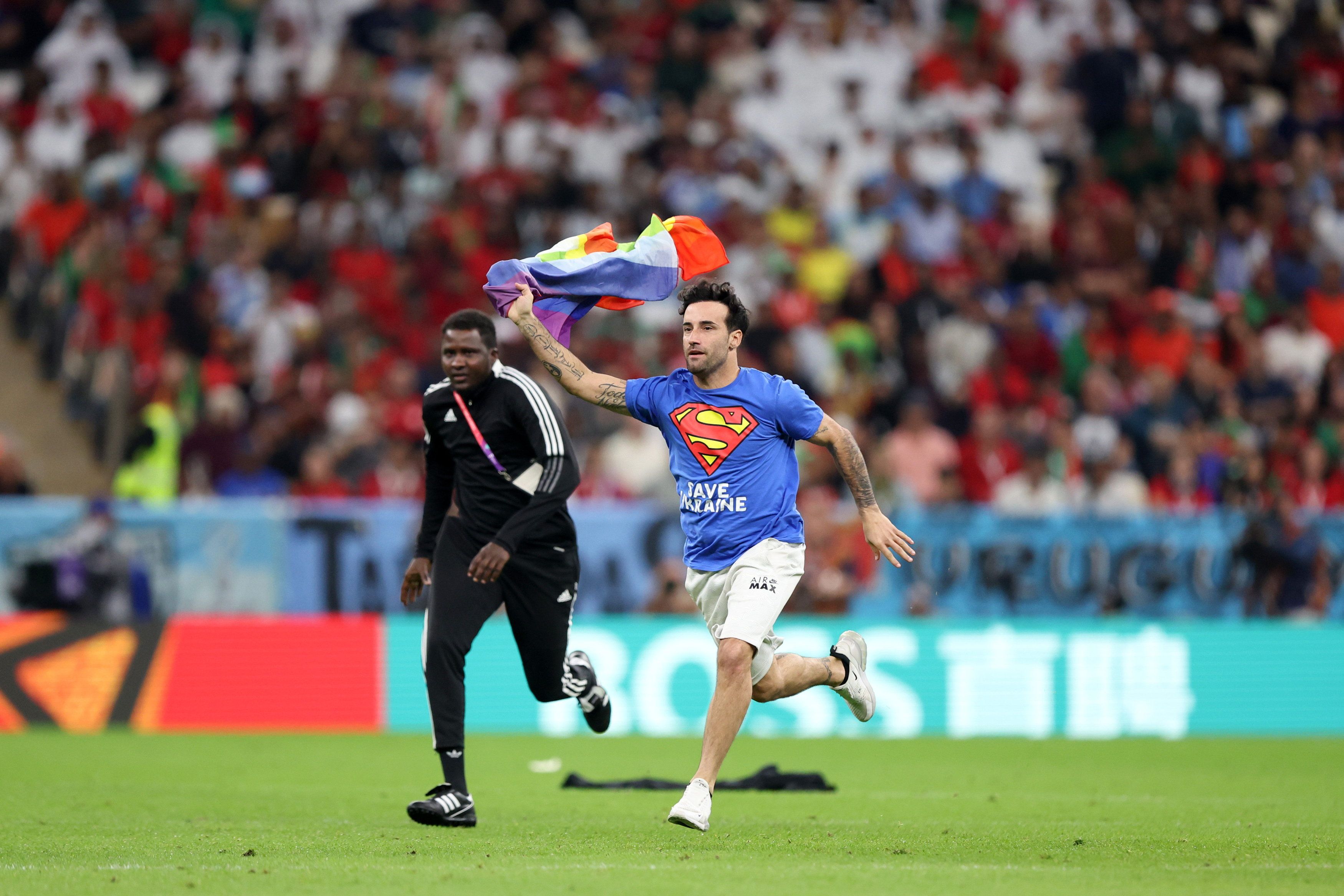 Der italienische Flitzer Mario Ferri mit einer Regenbogen-Flagge.