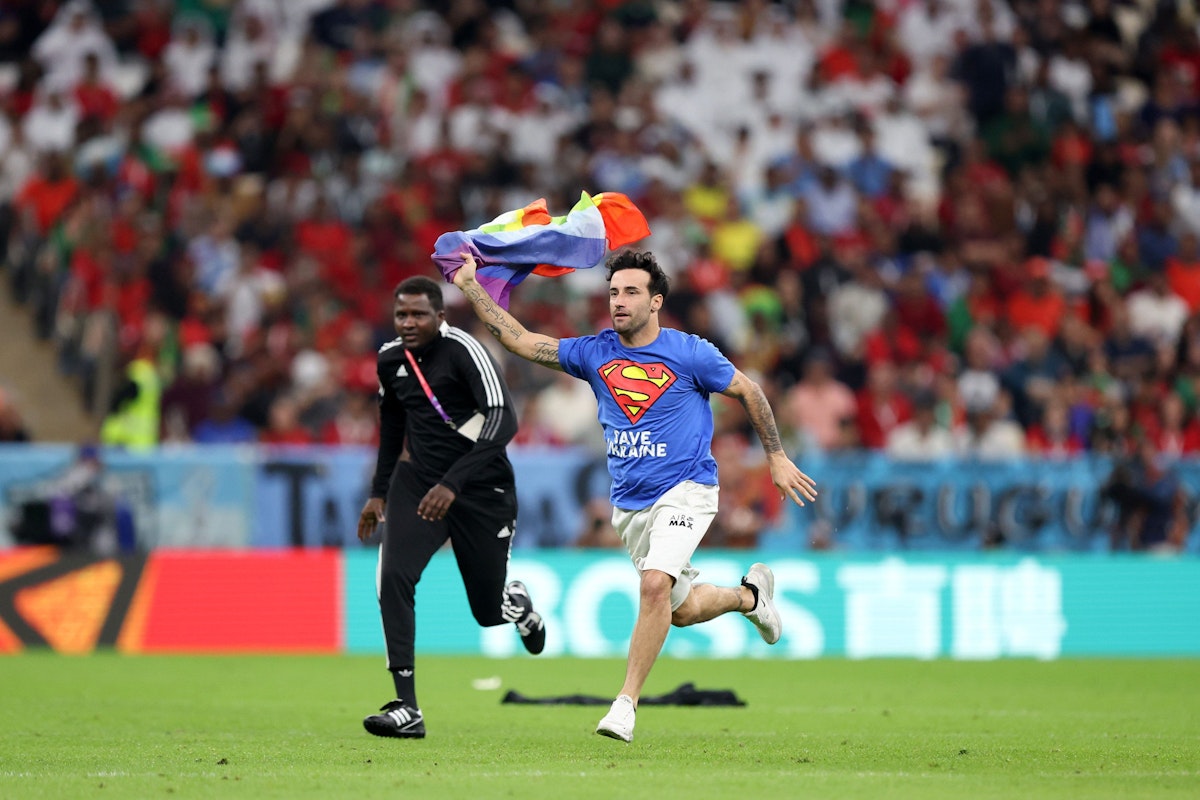 Der erste WM-Flitzer! Mario Ferri aus Italien lässt eine Regenbogen-Flagge wehen, trägt Solidaritäts-Botschaften für die Ukraine und die iranische Frauen-Bewegung.