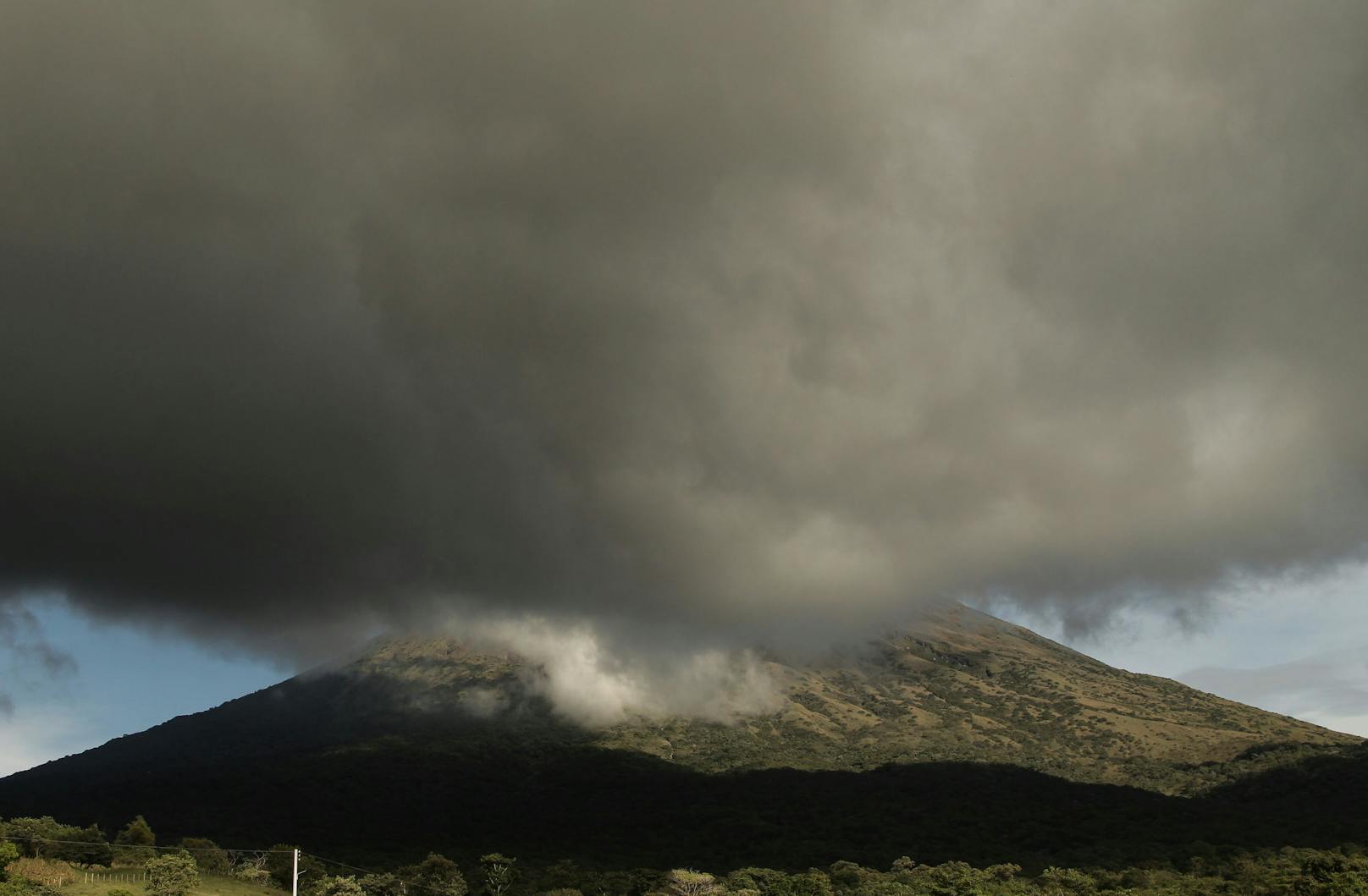 Vulkan ausgebrochen – Behörden bereiten Schutzräume vor