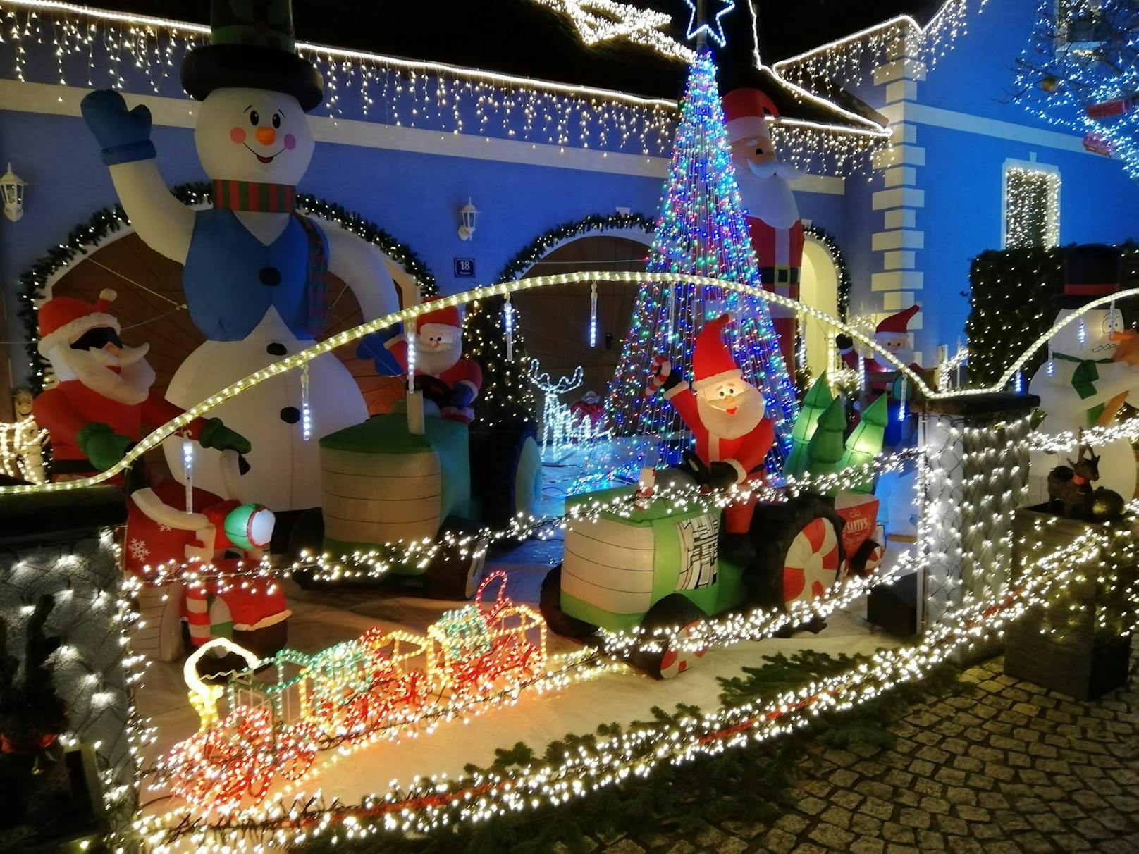 Das Haus der Familie Tirok erstrahlt im weihnachtlichen Glanz.