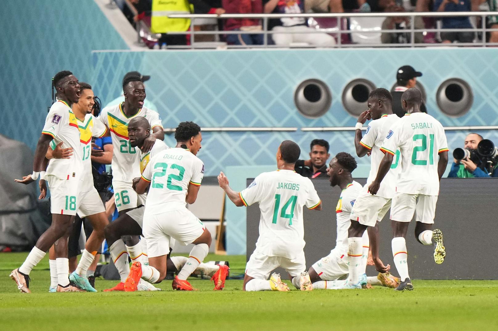 Die Senegal-Spieler jubeln über den Achtelfinaleinzug.