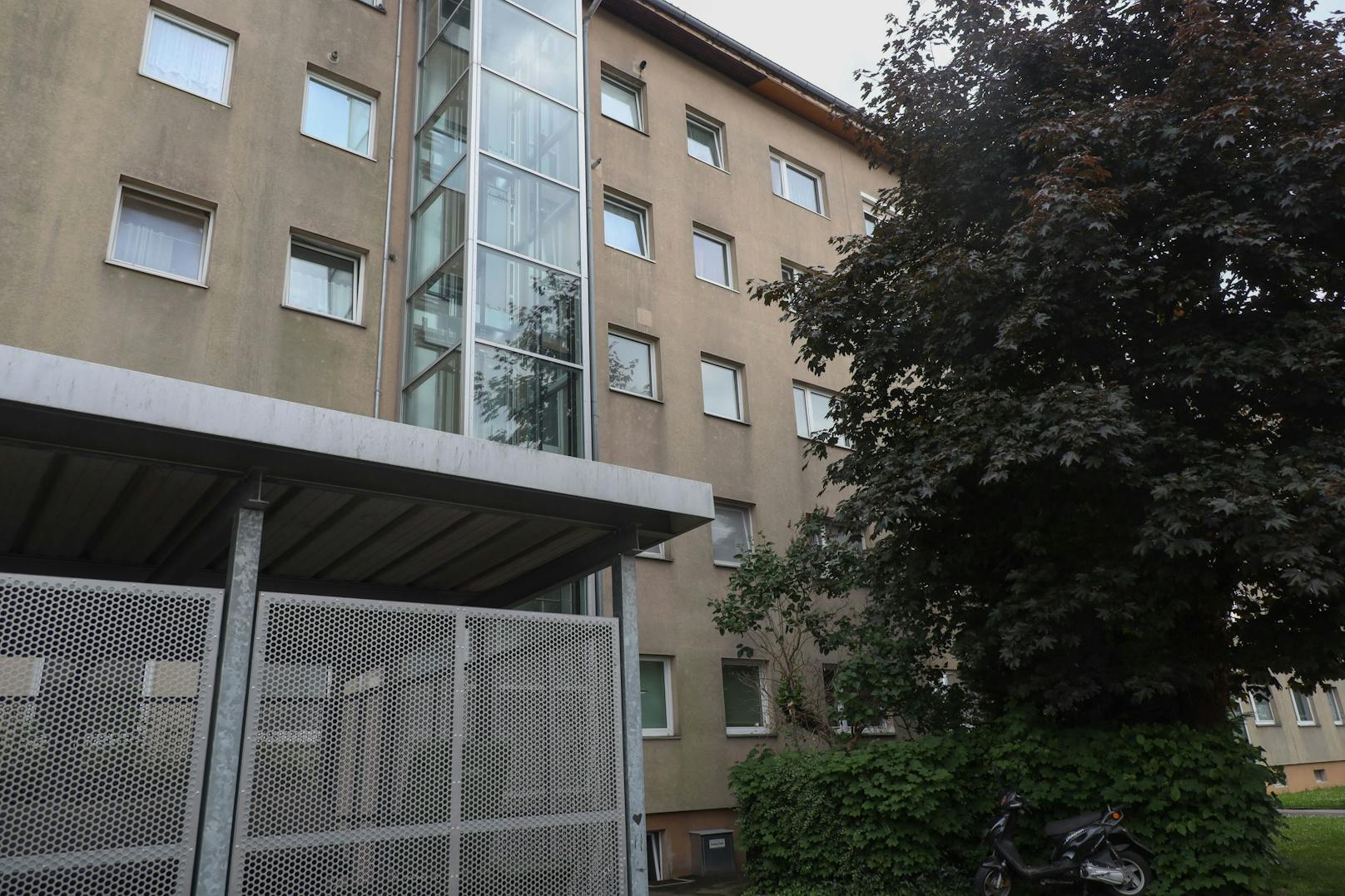 Die heute Dreijährige stürzte im Mai aus dem vierten Stock eines Mehrparteienhauses in Linz.