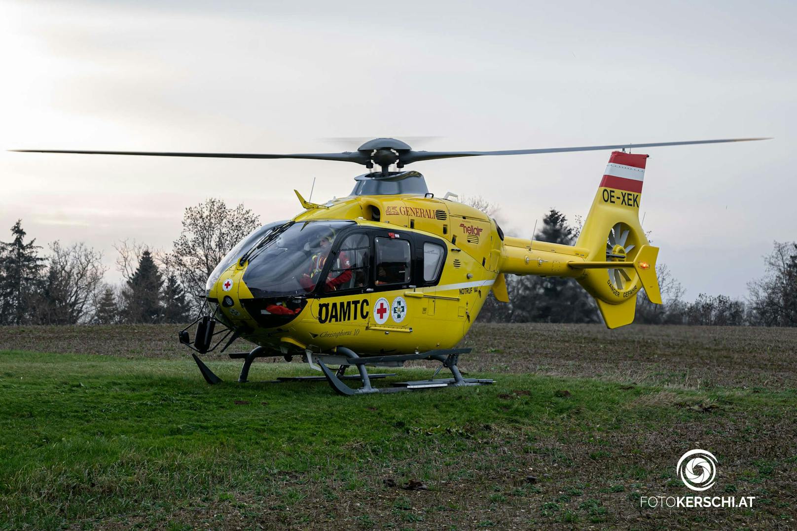 Ein Rettungshelikopter flog den Mann ins Krankenhaus.