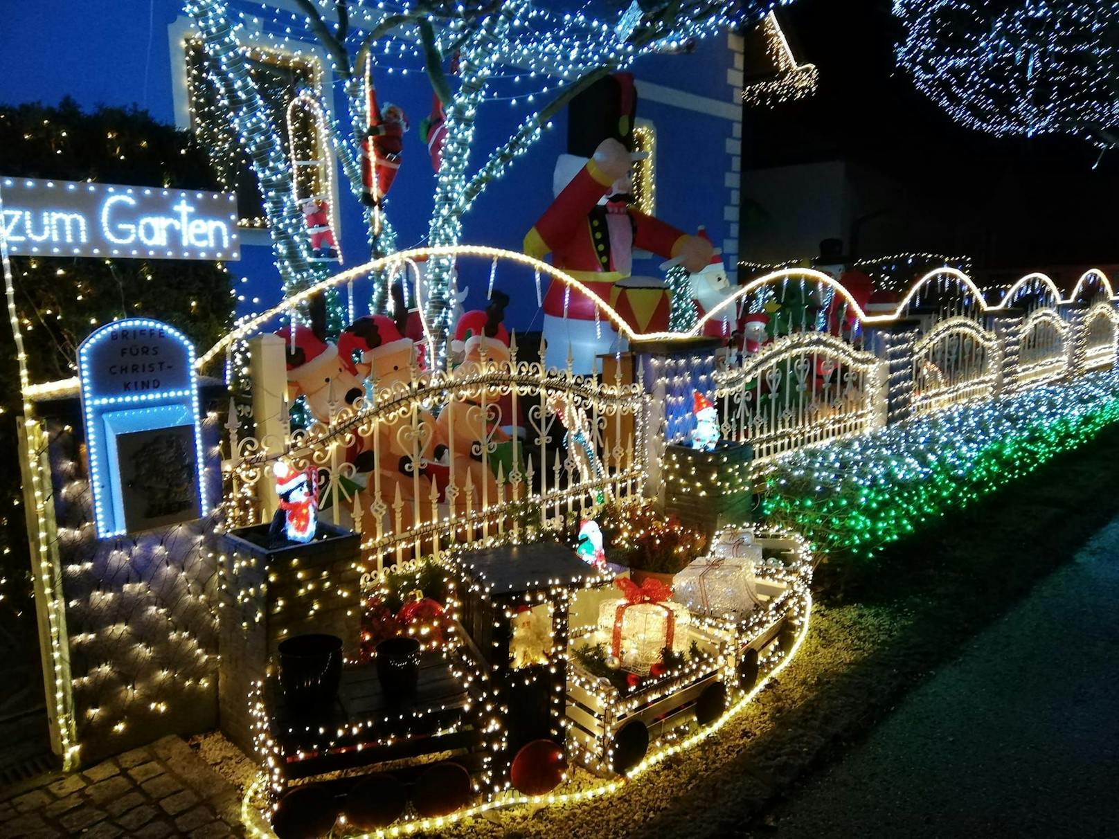 Das Haus der Familie Tirok erstrahlt im weihnachtlichen Glanz.