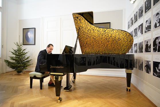 Hobby-Pianist "Peter" durfte den goldenen Parlaments-Flügel bespielen.