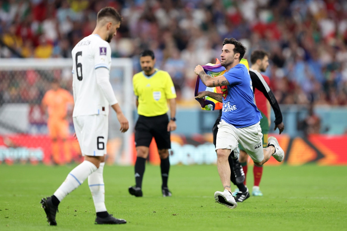 Der erste WM-Flitzer! Mario Ferri aus Italien lässt eine Regenbogen-Flagge wehen, trägt Solidaritäts-Botschaften für die Ukraine und die iranische Frauen-Bewegung.