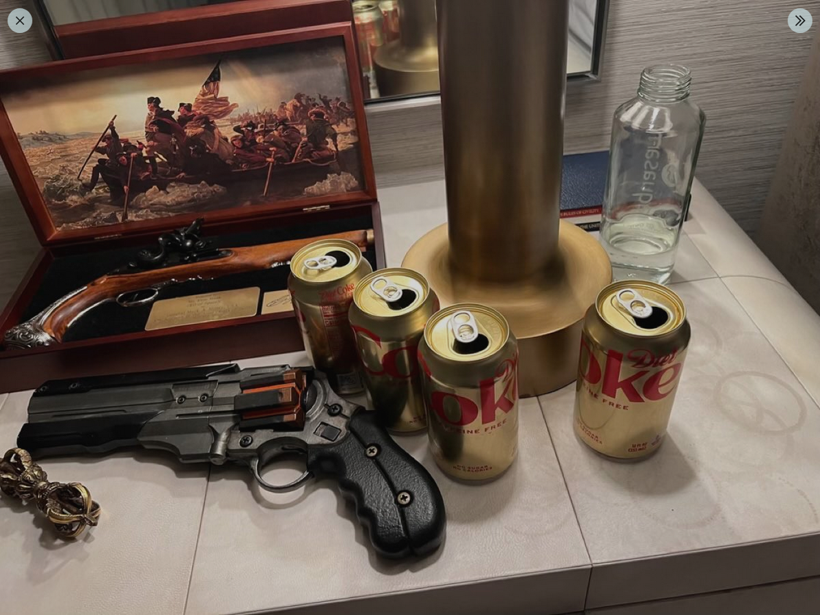 Elon Musk twitterte dieses Bild von seinem Nachtkastl.