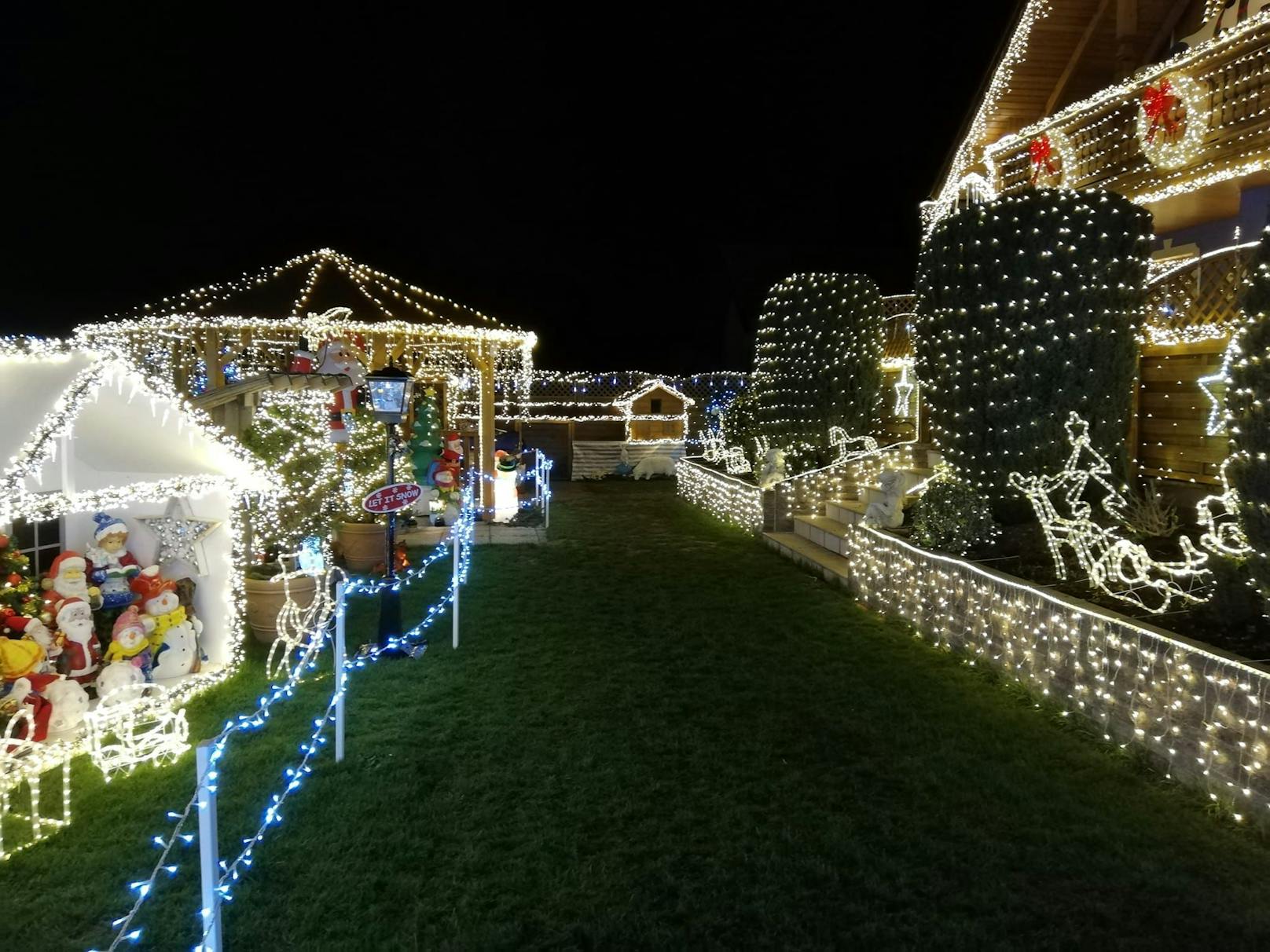 Das Haus der Familie Tirok erstrahlt im weihnachtlichen Glanz.