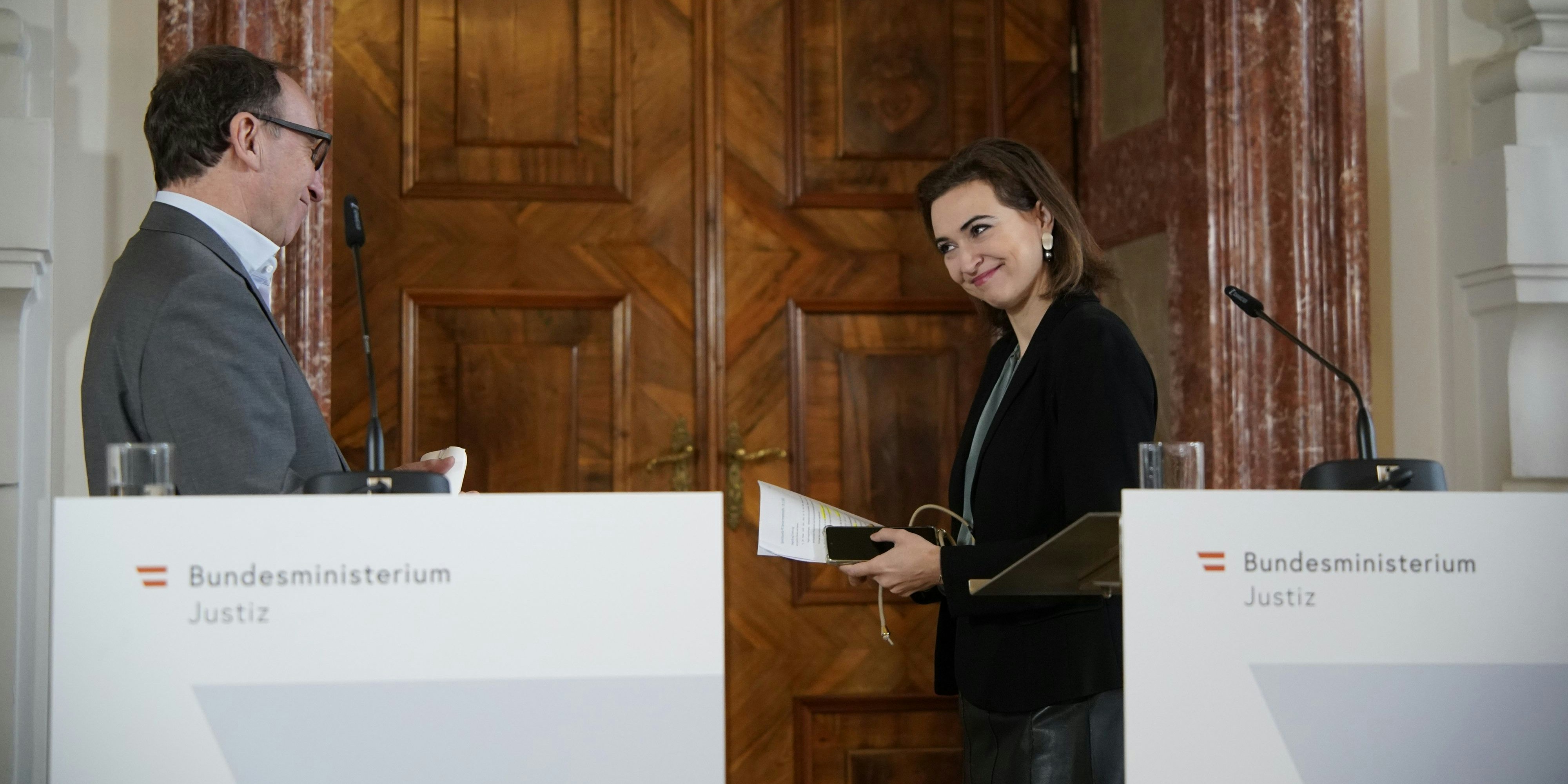 Sichtlich zufrieden: die Minister Rauch und Zadić.