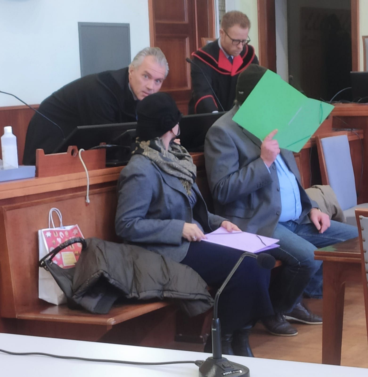 Das angeklagte Ehepaar mit Anwalt Normann Hofstätter