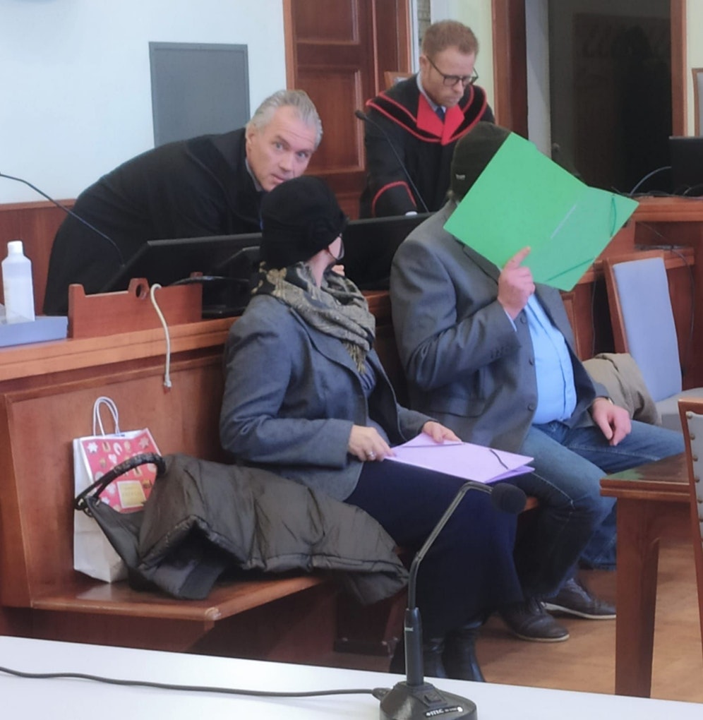 Das angeklagte Ehepaar mit Anwalt Normann Hofstätter