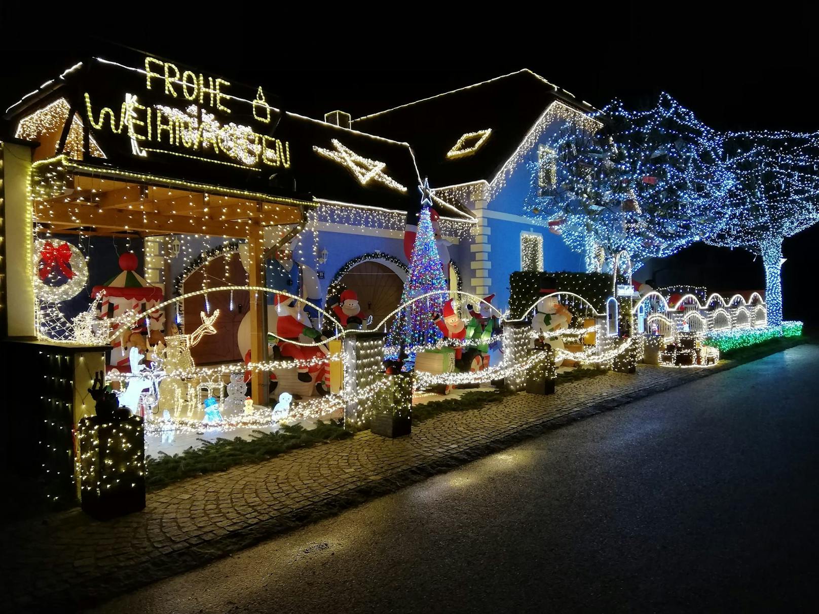 Das Haus der Familie Tirok erstrahlt im weihnachtlichen Glanz.
