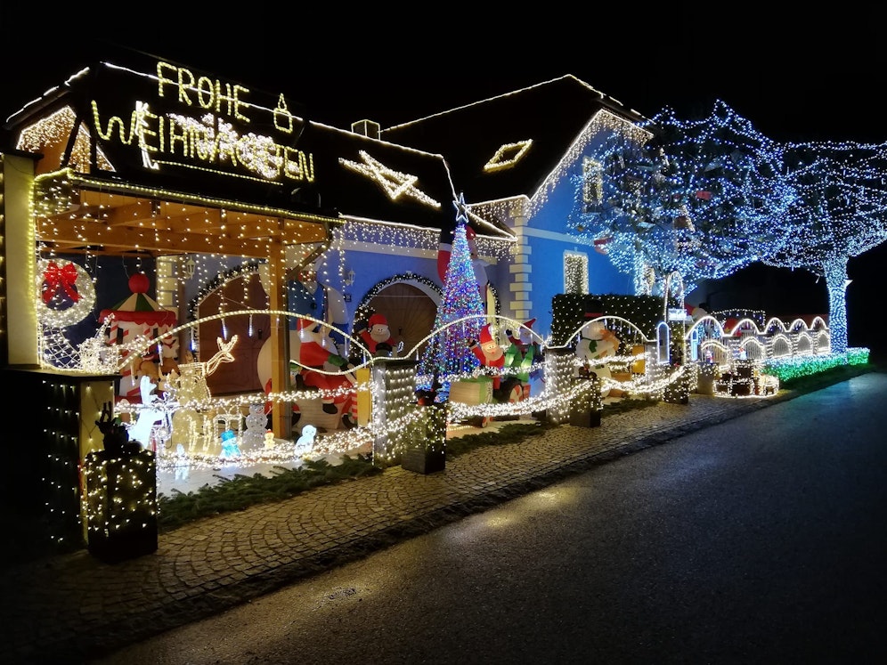 Das Haus der Familie Tirok erstrahlt im weihnachtlichen Glanz.