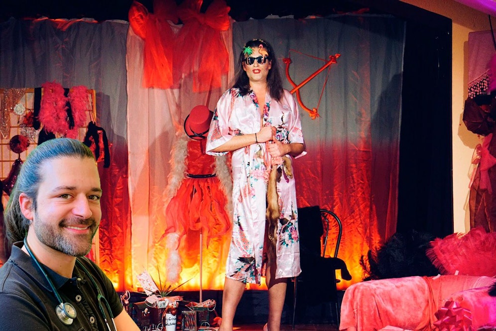 Der Wiener Allgemeinarzt Ramin Nikzad steht im Dezember als Divana, der Schwester von Santa Claus, auf der Bühne.