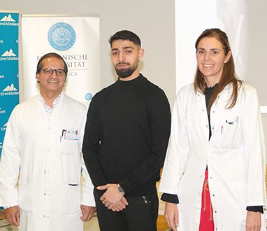 Beritan C. (Mitte) mit seinen Ärzten Rohit Arora und Dolores Wolfram-Raunicher