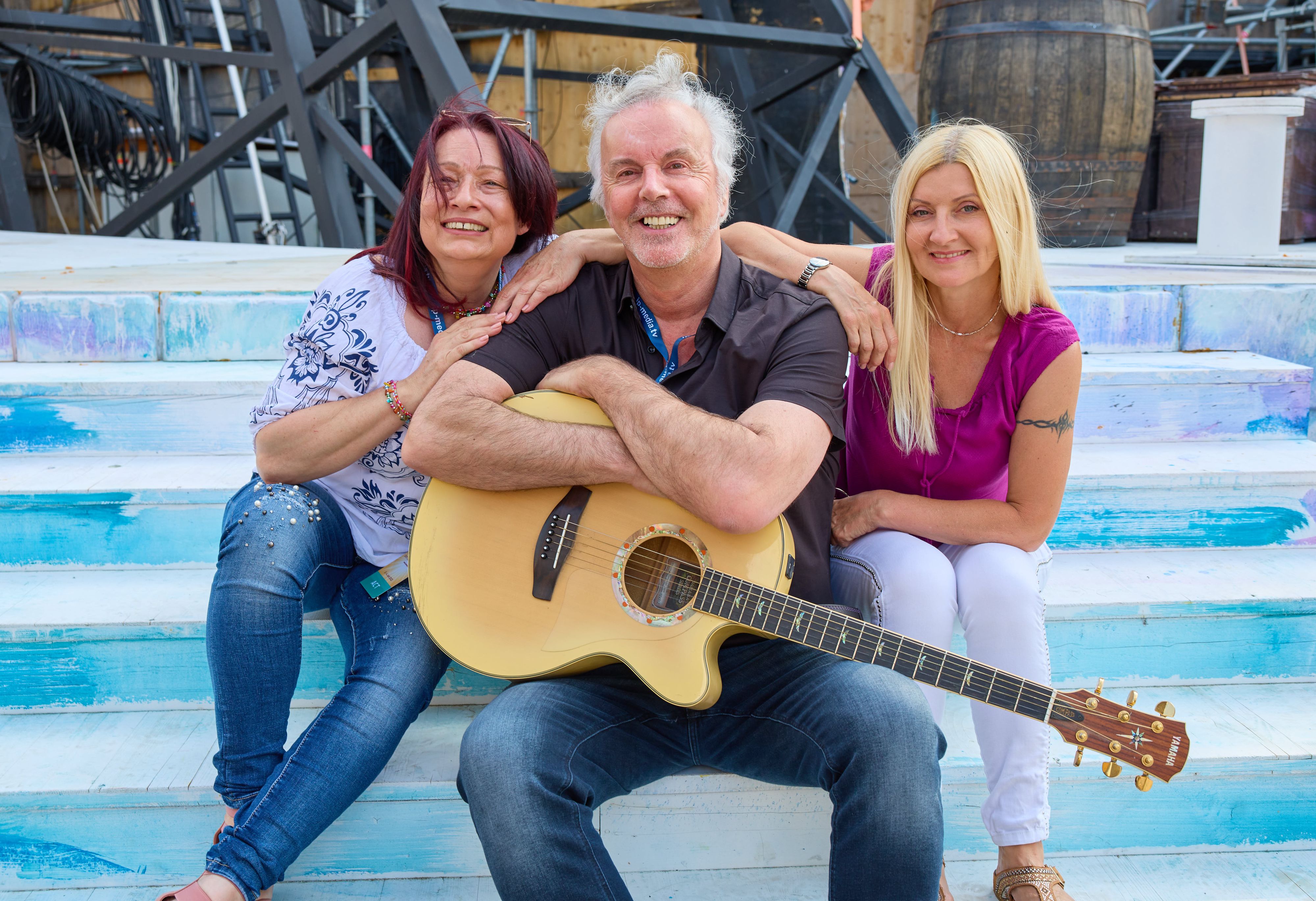 <strong>Die Seer</strong>: Alfred Jaklitsch mit Sängerinnen Sassy (links) und Astrid