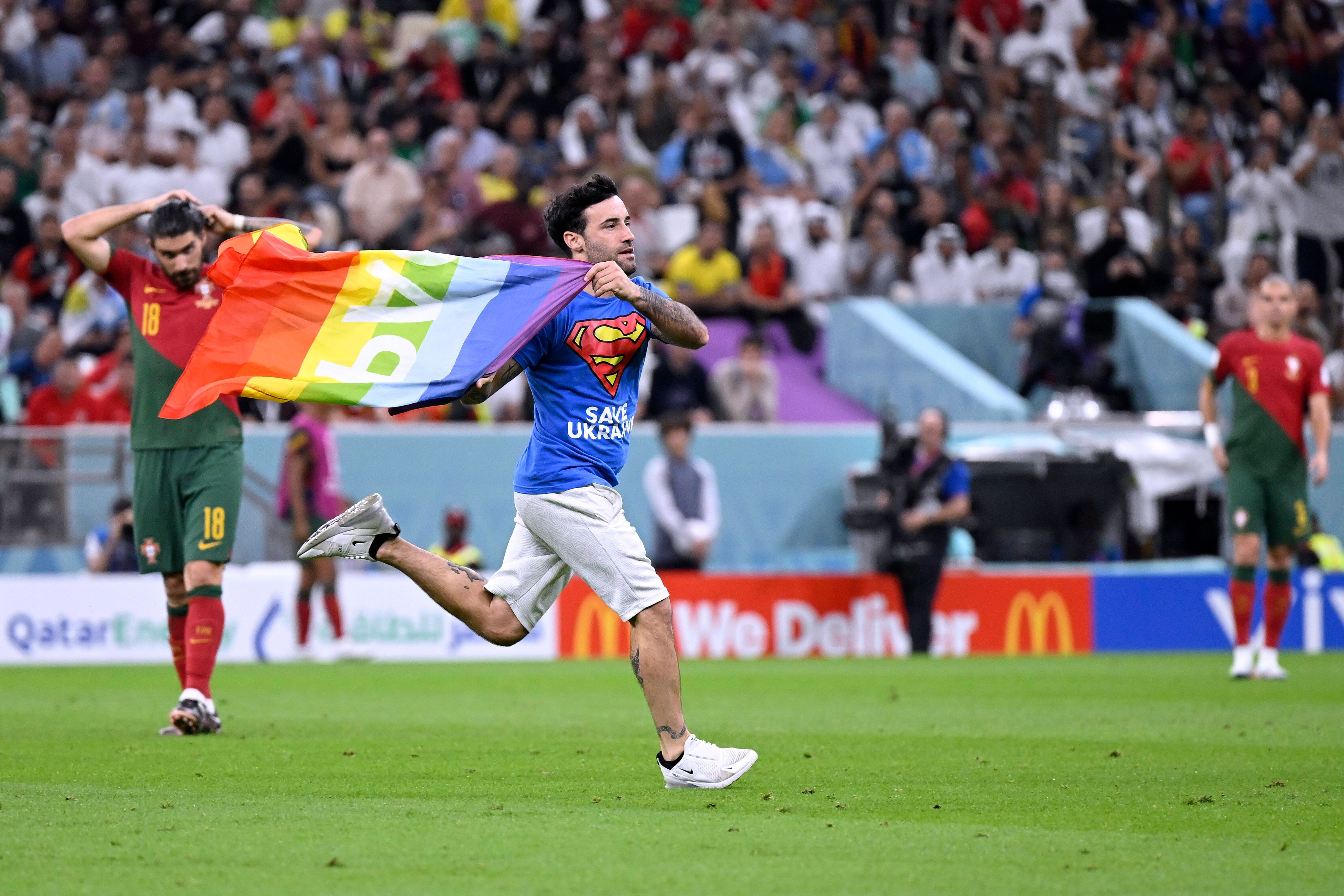 Mario Ferri ist der Regenbogen-Flitzer in Katar. 