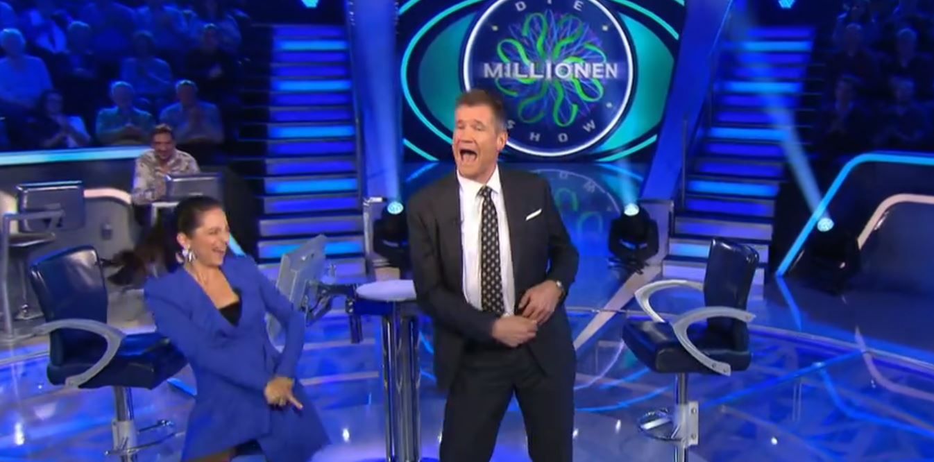 Armin Assinger mit Kabarettistin Caroline Athanasiadis