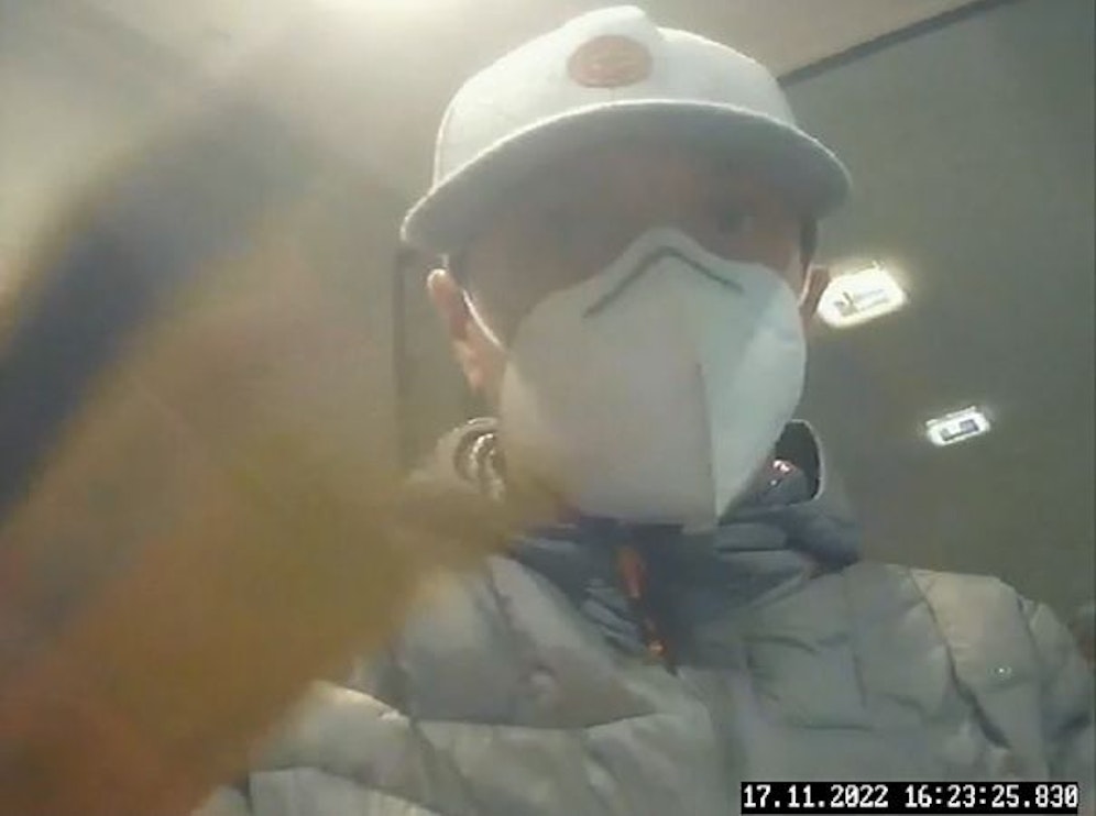 Der Mann ist rund 1,75 Meter groß und trug bei der Tat eine FFP2-Maske.