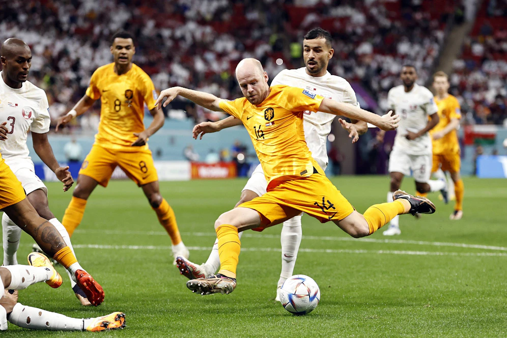 Holland gegen Katar: Davy Klaassen beim Schussversuch