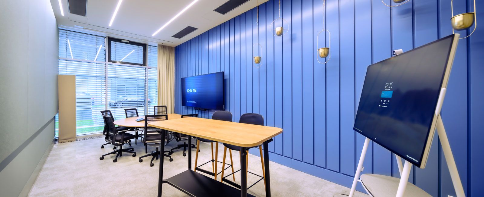 Der große Bildschirm bietet genügend Sichtfläche für Präsentationen und das virtuelle Handaufzeichnen.