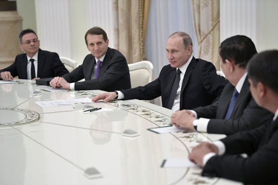 Wladimir Putin und SWR-Chef Sergej Naryschkin (2.v.l.) bei einem Treffen des russischen Sicherheitsrates und anderer Geheimdienstchefs.