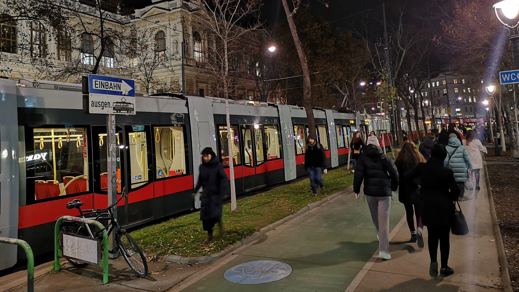 Öffi-Stau beim Wiener Schottenring