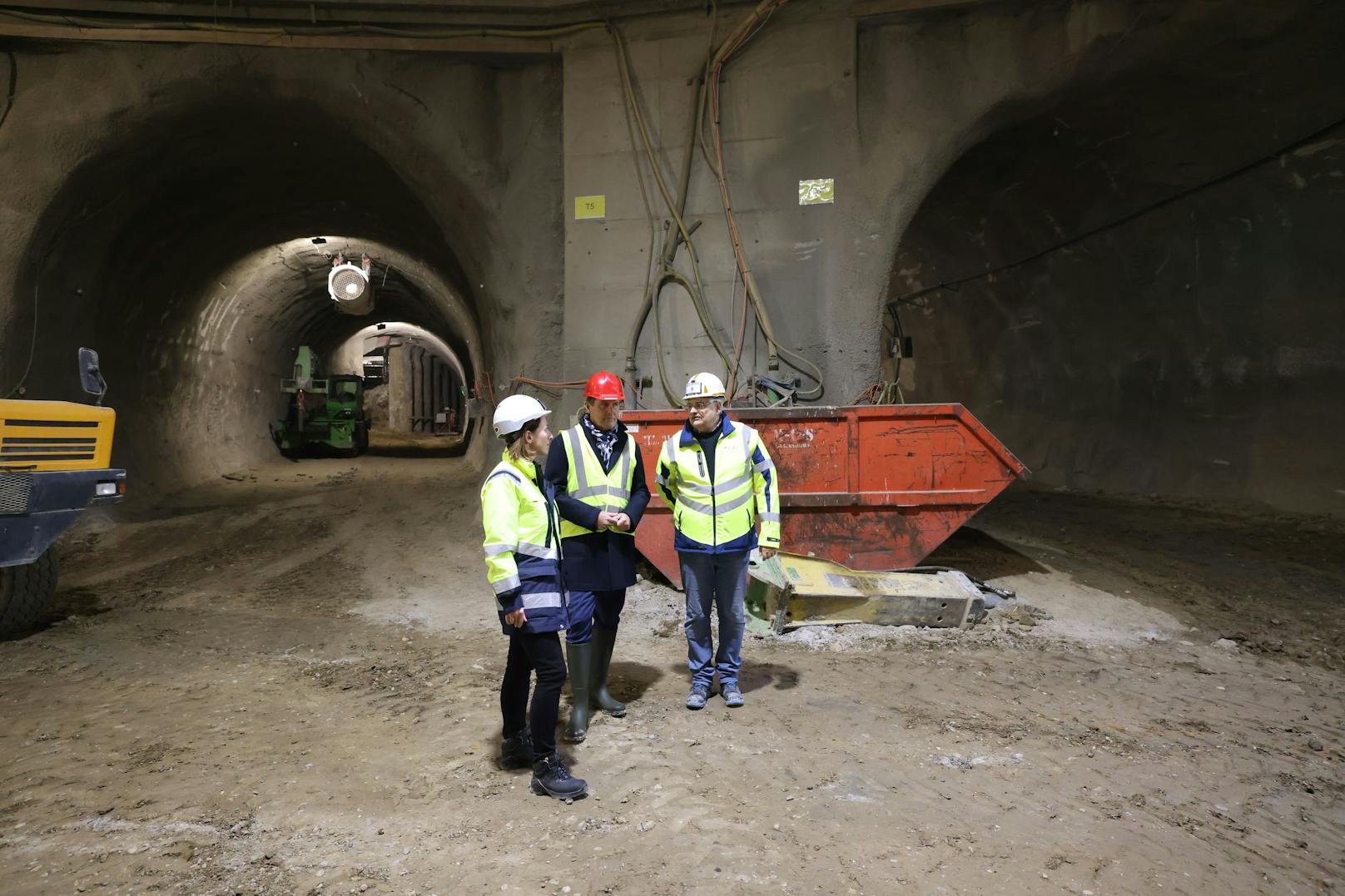 Die Baustelle zur Kreuzung U2 und U5 am Rathaus ist in vollem Gange.