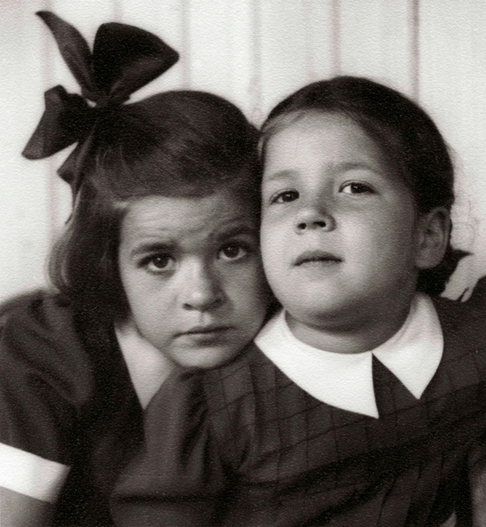 Die österreichischen Schauspielerinnen Elisabeth Orth und Christiane Hörbiger als Kinder. Töchter von Paula Wessely. Photographie um 1944. 