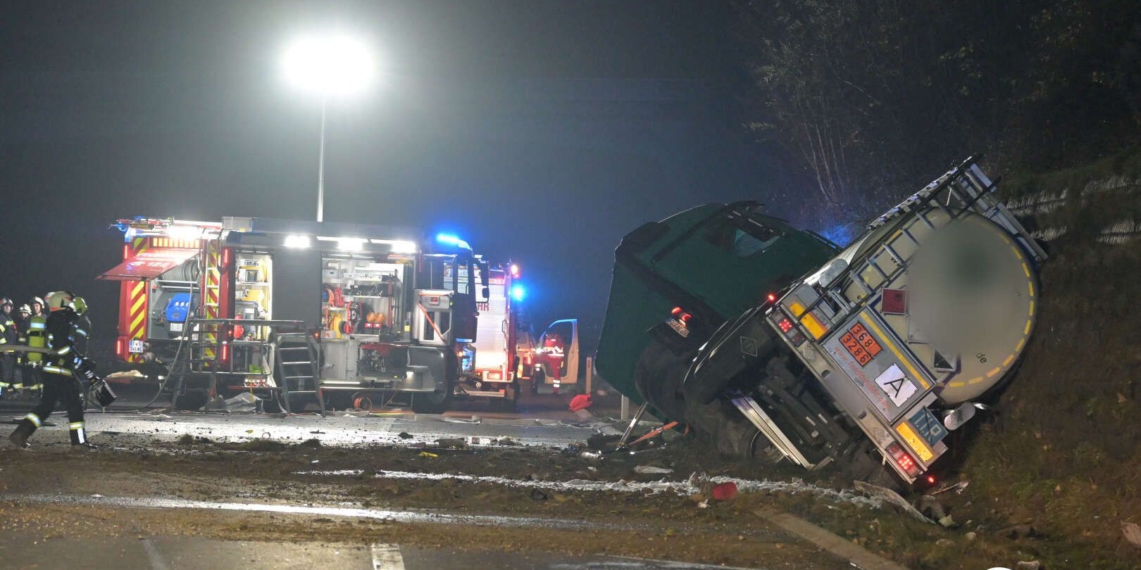 Aus dem LKW laufen gefährliche Stoffe aus