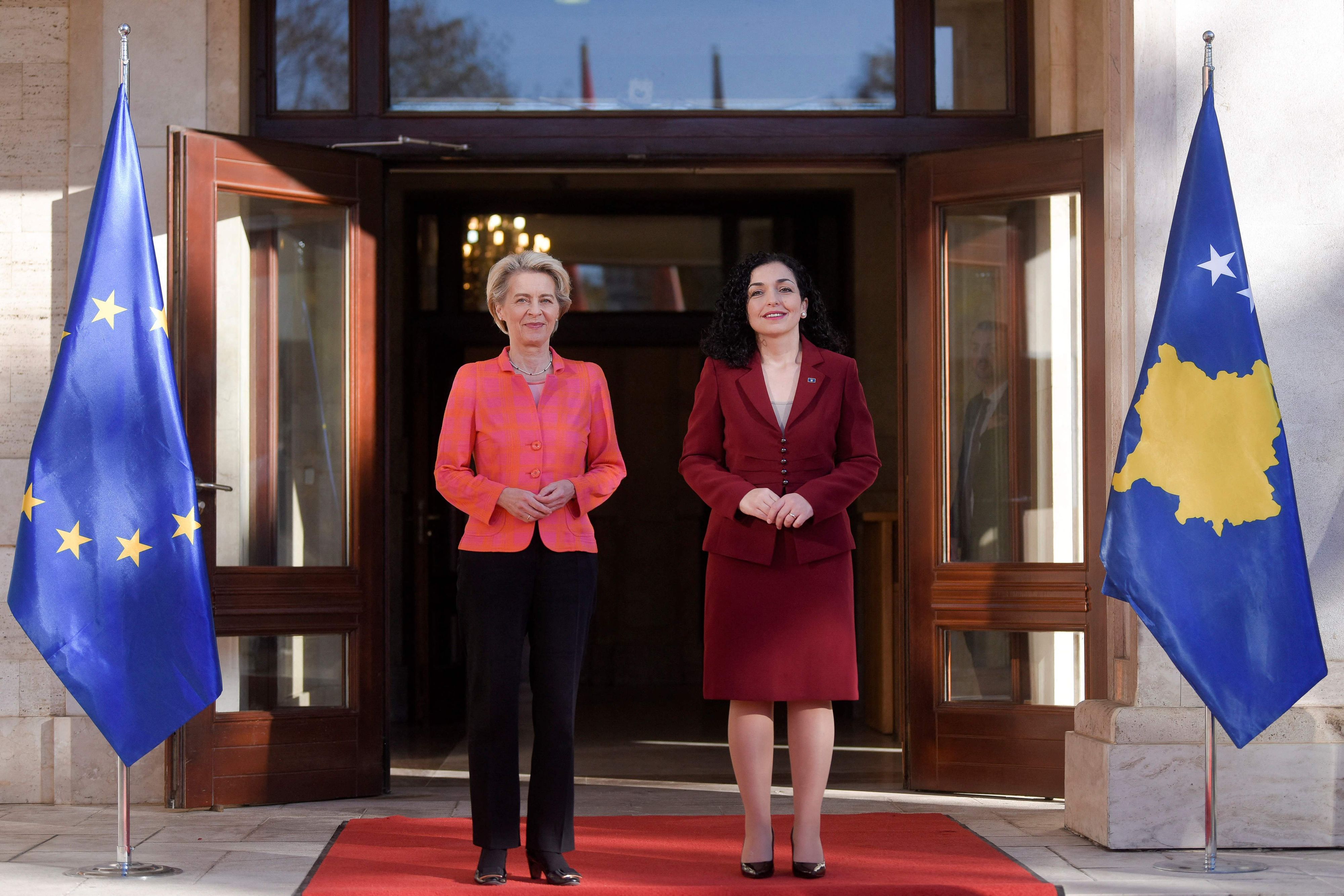 Download von www.picturedesk.com am 30.11.2022 (14:23).  Kosovo's President Vjosa Osmani (R) welcomes the President of the European Commission Ursula von der Leyen prior to their meeting in Pristina on October 27, 2022. - European Commission chief Ursula von der Leyen tours the Balkans region starting her trip in North Macedonia from where she heads to Kosovo, Albania, Bosnia, Serbia and Montenegro. All six nations are aspiring to join the European Union. (Photo by Armend NIMANI / AFP) - 20221027_PD3165 - Rechteinfo: Rights Managed (RM) Nur für redaktionelle Nutzung! Werbliche Nutzung erfordert Freigabe: bitte schicken Sie uns eine Anfrage.