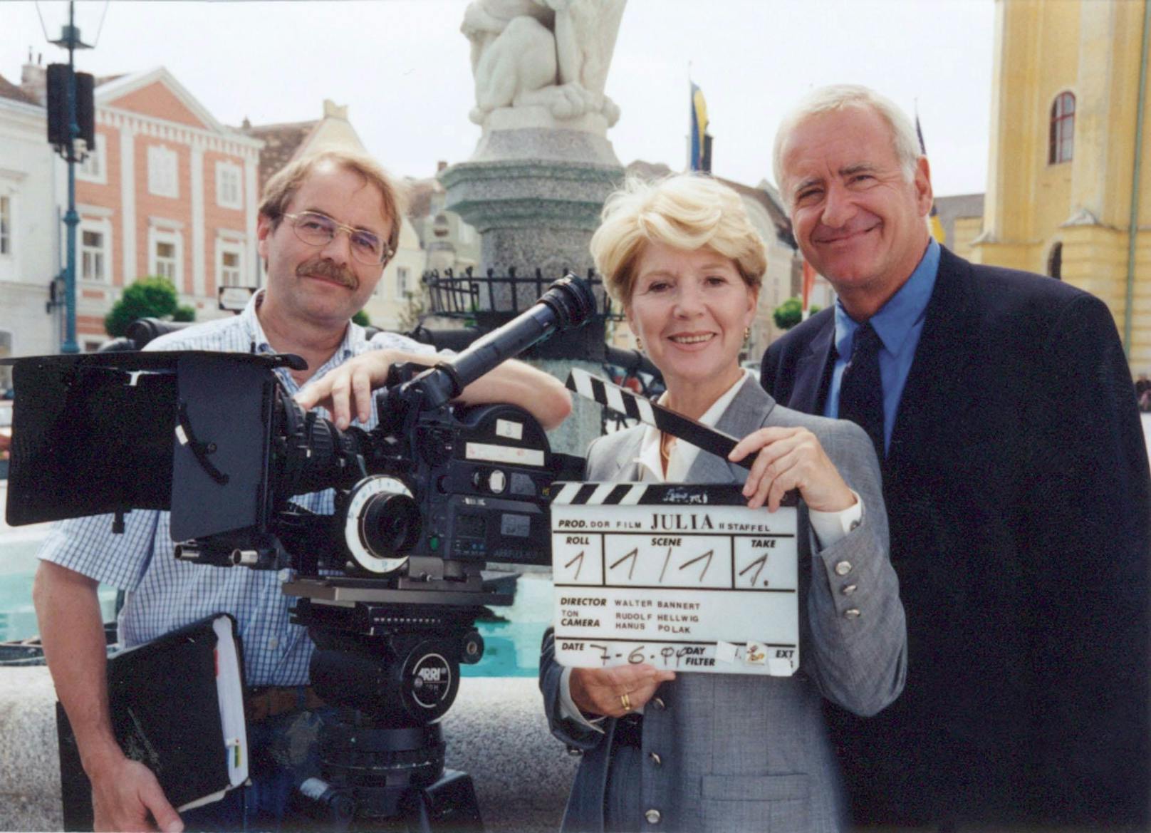 Die Schauspielerin bei den Dreharbeiten zu "Julia -  Eine ungewöhnliche Frau" mit Regisseur Walter Bannert und Kollege Peter Bongartz.
