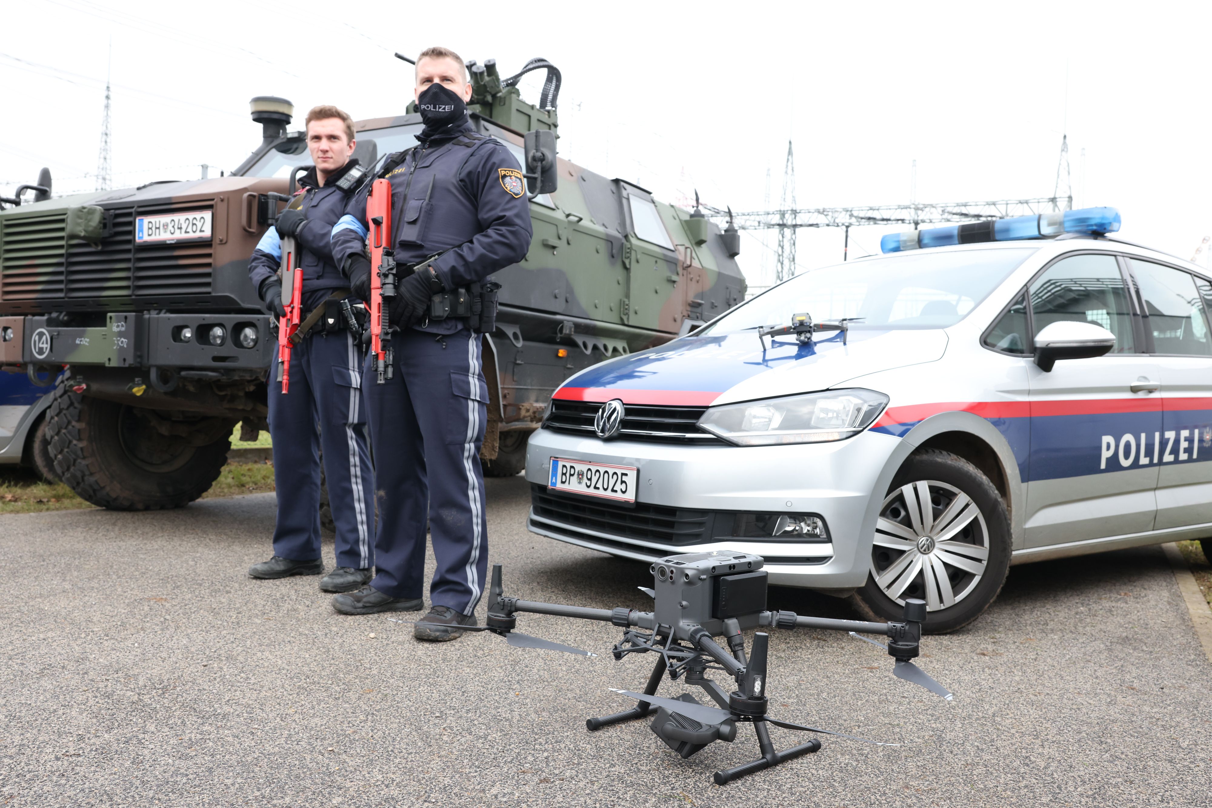 Eine Polizeidrohne filmte den Drogen-Deal in einem Waldstück an der Neuen Donau.