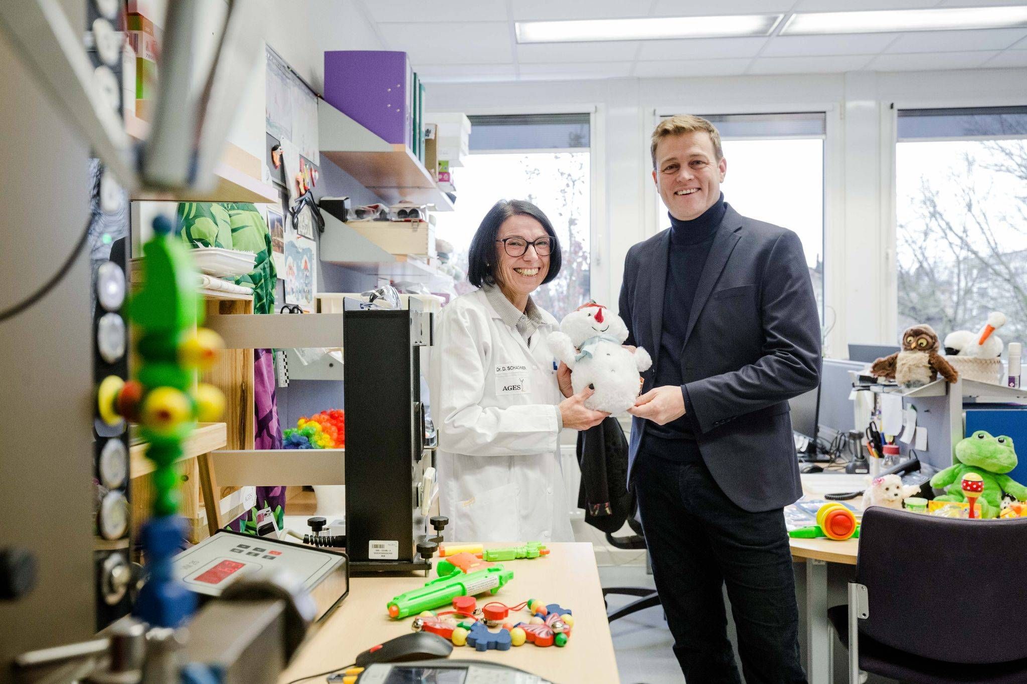 Stefan Kaineder mit der Linzer Ages-Chefin Daniela Schachner im Test-Labor