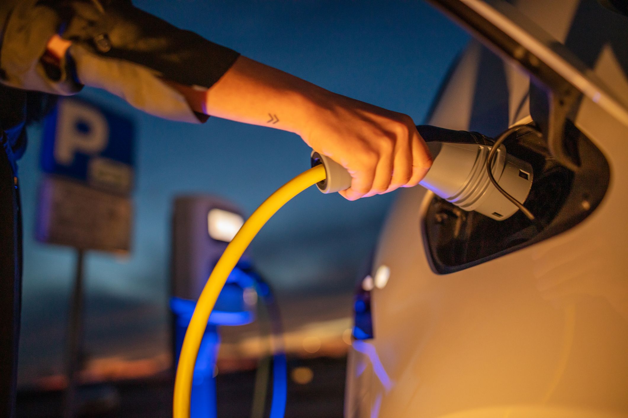 Wer sein Elektro-Auto mit grünem Strom lädt, kann sich hunderte Euro zurückholen. (Symbolbild)