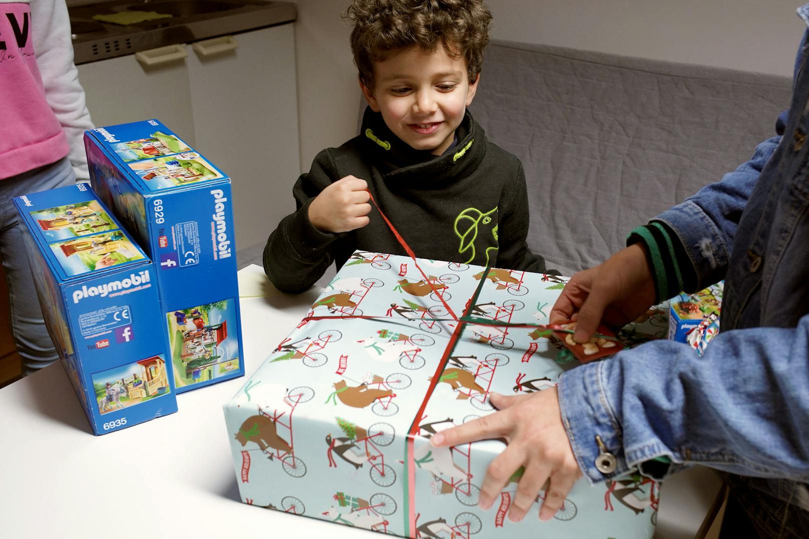 Für viele Familien wird das Weihnachtsfest heuer zur finanziellen Herausforderung. Bei Obdach Wien sollen die Kids sich trotzdem über Geschenke freuen.
