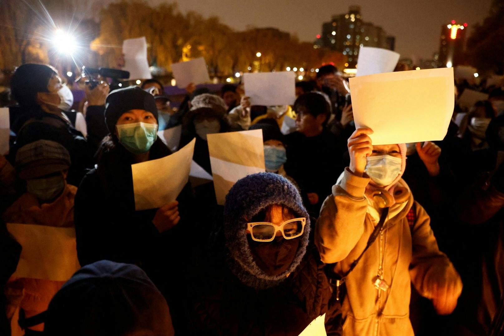 In Peking demonstrieren Personen gegen die Covid-Maßnahmen. 