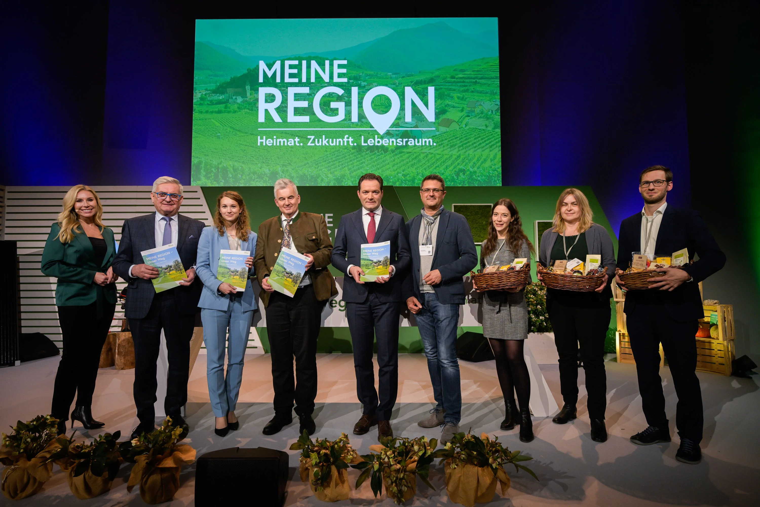 Bei der Vorstellung der neuen Regionenstrategie nahmen u.a. Gemeindebund Präsident Alfred Riedl, die Leiterin des Digital Innovation Hub INNOVATE Pia Seeberger, BML Sektionschefin Stv. Johannes Schima und Markus Weindl von der LEADER Region Marchfeld teil.